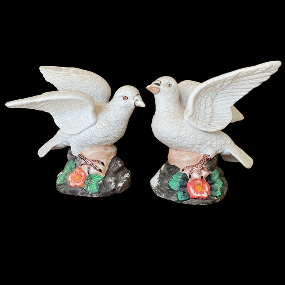 Vintage ceramic pair of white doves. Excellent condition